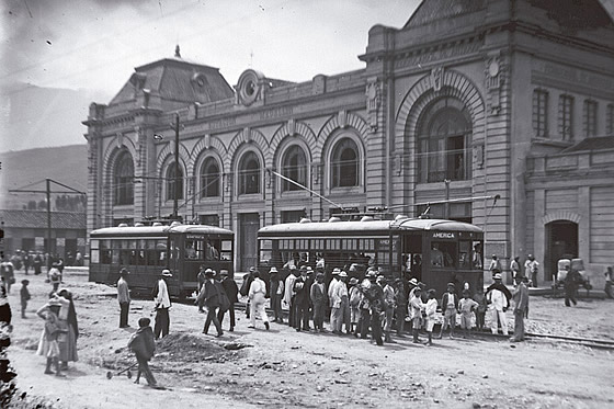 Tranvía a la América y estación del ferrocarril. 1923.