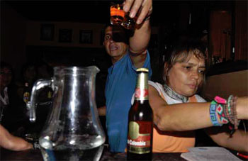 Julio Pinilla y la Monita en los 20 años del bar