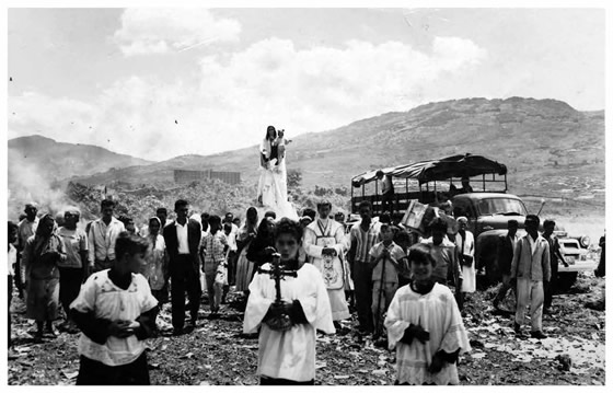 Eucaristía en el basurero de Medellín celebrada por Vicente Mejía. 1964