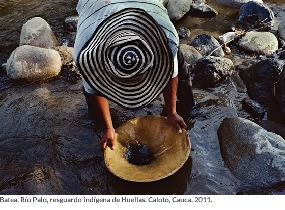 Batea. Río Palo, resguardo indígena de Huellas. Caloto, Cauca, 2011. Fotografía Stephen Ferry
