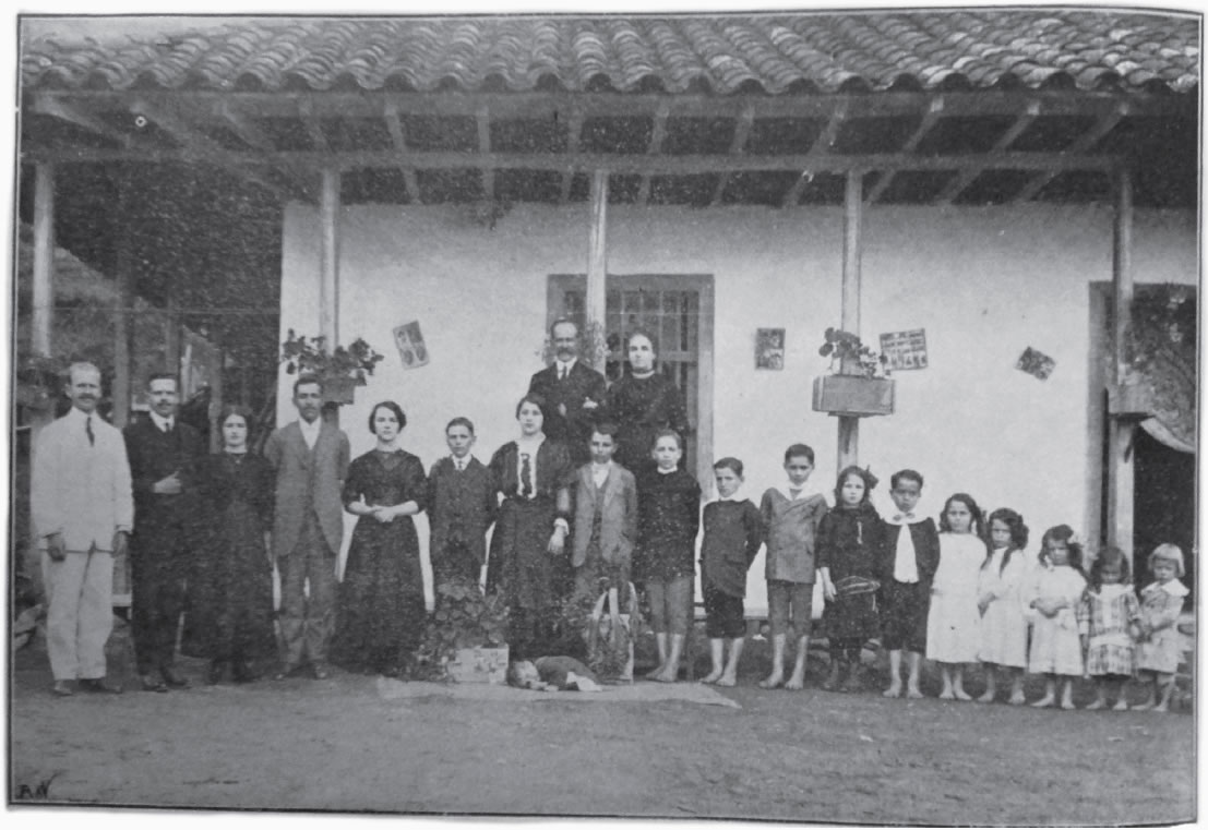 Fotografía de la prole de don Emiliano Botero y doña Rosario Gómez, en su finca de Pácora, 1916
